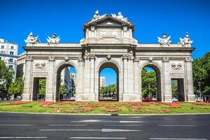 Alcala portão puerta de Alcala - monumento dentro a independência quadrado dentro madri, Espanha foto