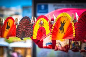 colorida espanhol fãs arranjado para venda dentro uma loja foto