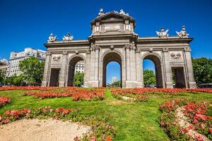 Alcala portão puerta de Alcala - monumento dentro a independência quadrado dentro madri, Espanha foto