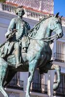 rei carlos iii equestre estátua famoso tio Pepe placa puerta del Sol portão do a Sol a maioria famoso quadrado dentro madri Espanha foto