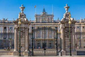 a real Palácio do madri palácio real de madri, oficial residência do a espanhol real família às a cidade do madri, Espanha. foto