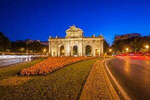 Alcala portão puerta de Alcala - monumento dentro a independência quadrado dentro madri, Espanha foto