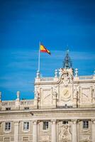 real Palácio do madri é a oficial residência do a espanhol real família às a cidade do madri, Espanha foto