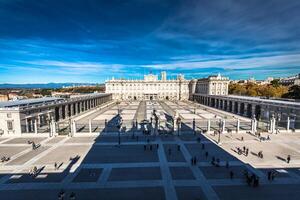 real Palácio do madri é a oficial residência do a espanhol real família às a cidade do madri, Espanha foto