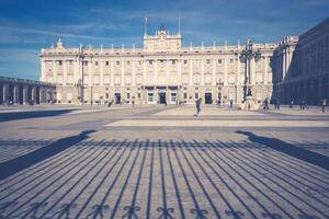 real Palácio do madri é a oficial residência do a espanhol real família às a cidade do madri, Espanha foto