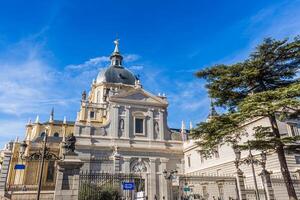 catedral do santo Maria a real do la almudena. madri é uma popular turista destino do Europa foto