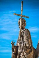 estátua às catedral do santo Maria a real do la almudena madri foto