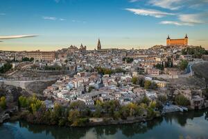 aéreo topo Visão do toledo, histórico capital cidade do Espanha foto