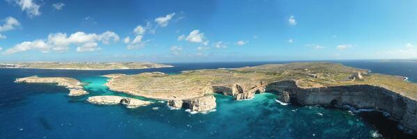 aéreo zangão panorama foto - a famoso azul lagoa dentro a Mediterrâneo mar. comino ilha, Malta.