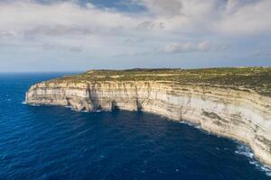 aéreo Visão do mar túnel perto azul janela. dwejra é uma lagoa do água do mar em a Gozo ilha.malta foto