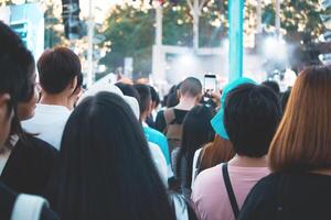 grupo do pessoas tendo Diversão às música show foto