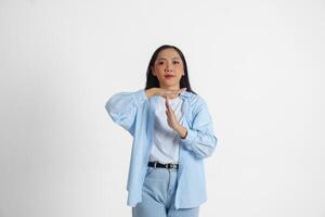 ásia mulher vestindo casual azul camisa fazendo Tempo Fora gesto com mãos e sério face, isolado branco fundo foto