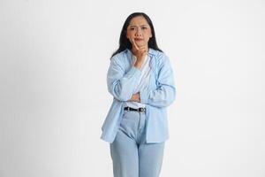 uma pensativo ásia mulher vestindo azul camisa é imaginando dela pensamentos, isolado de branco fundo. foto