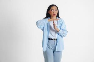 ásia mulher vestindo casual azul camisa fazendo Tempo Fora gesto com mãos e sério face, isolado branco fundo foto