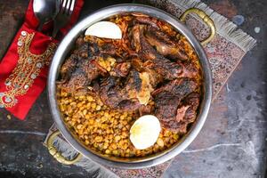 árabe carne majboos com dal, daal, dhal, kentil e limão servido dentro prato isolado em vermelho esteira topo Visão em mesa árabe Comida foto