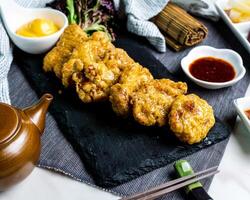 crocantes frango com queijo, Pimenta molho e pauzinhos servido em borda isolado em guardanapo lado Visão do comida rápida Aperitivo japonês Comida foto