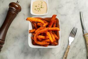 doce batatas fritas com maionese mergulho servido dentro prato isolado em mármore fundo topo Visão em hong kong Comida foto