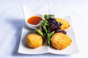 líquido queijo choco onda com molho e verde folhas servido dentro prato isolado em fundo lado Visão do fasfood foto