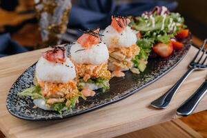 Sushi hambúrguer, sanduíche ou controle deslizante servido em de madeira borda isolado em mesa topo Visão do árabe comida rápida foto