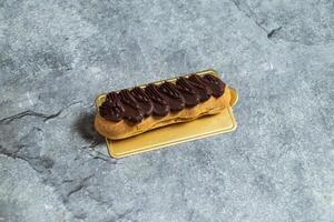 Duplo chocolate eclair servido dentro prato isolado em fundo topo Visão do cozido Comida indiano sobremesa foto