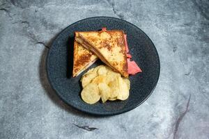 Spam sanduíche com salgadinhos e maionese mergulho molho servido dentro prato isolado em fundo topo Visão do café da manhã Comida indiano especiarias foto