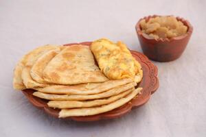 desi café da manhã omelete, Halwa e paratha servido dentro prato isolado em fundo topo Visão do Bangladesh café da manhã foto