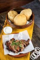 frango Picar ou indivíduo com Dal puri, raita e cebola isolado em mesa topo Visão do indiano, Bangladeshi e paquistanês Comida foto