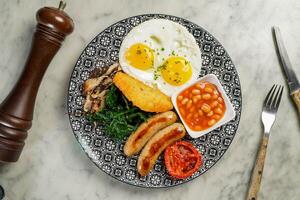 cheio Inglês café da manhã com dois ensolarado ovos, salsichas, feijões, pão ans salada servido dentro prato isolado em mármore fundo topo Visão em hong kong Comida foto