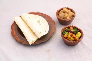 desi café da manhã misturado vegetais, Halwa e paratha servido dentro prato isolado em fundo topo Visão do Bangladesh café da manhã foto