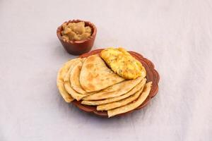 desi café da manhã omelete, Halwa e paratha servido dentro prato isolado em fundo topo Visão do Bangladesh café da manhã foto