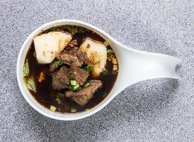 cozido carne flanco dentro tailandês estilo servido dentro prato isolado em cinzento fundo topo Visão do hong kong Comida foto