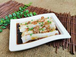 sésamo soja molho arroz macarrão lista servido prato isolado em mesa topo Visão do tailandês Comida foto