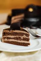 Preto floresta bolo fatia incluir chocolate lasca, garfo, açúcar cozido servido dentro prato isolado em mesa lado Visão assar cafeteria foto