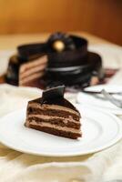 Preto floresta bolo fatia incluir chocolate lasca, garfo, açúcar cozido servido dentro prato isolado em mesa lado Visão assar cafeteria foto