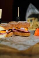 robusto assado carne queijo cheddar sanduíche com maionese mergulho com fritas servido dentro de madeira borda isolado em guardanapo lado Visão do café da manhã Comida foto