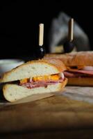 robusto assado carne queijo cheddar sanduíche com maionese mergulho com fritas servido dentro de madeira borda isolado em guardanapo lado Visão do café da manhã Comida foto