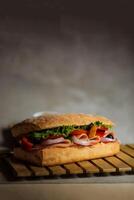 ciabatta defumado presunto sanduíche isolado em de madeira com maionese mergulho e francês fritas balde borda lado Visão do italiano velozes Comida em cinzento fundo foto