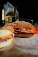 robusto assado carne queijo cheddar sanduíche com maionese mergulho com fritas servido dentro de madeira borda isolado em guardanapo lado Visão do café da manhã Comida foto