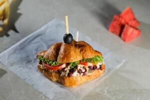 colheita frango sanduíche com francês fritas e maionese mergulho isolado em guardanapo lado Visão do café da manhã Comida foto