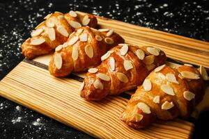 amêndoa croissant cobertura com nozes servido em de madeira borda lado Visão do francês café da manhã cozido Comida item foto