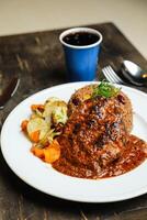 frango majboos Biryani arroz pulao servido dentro prato com molho, frio bebida, colher e garfo isolado em de madeira borda lado Visão do árabe Comida foto