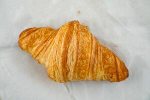 avião croissant isolado em cinzento fundo topo Visão do francês café da manhã cozido Comida item em cinzento fundo foto