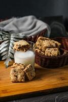 crocante biscoitos biscoitos servido dentro prato com vidro do leite isolado em mesa lado Visão do americano cafeteria cozido Comida foto