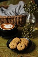 crocante biscoitos biscoitos servido dentro prato com café café com leite arte isolado em mesa lado Visão do americano cafeteria cozido Comida foto