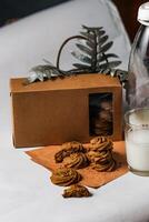 crocante biscoitos biscoitos servido dentro prato com bolacha caixa e vidro do leite isolado em mesa lado Visão do americano cafeteria cozido Comida foto