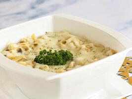 fettuccine Alfredo ou Macarrão Penne Alfredo molho servido dentro prato isolado em mesa fechar-se topo Visão do italiano Comida foto