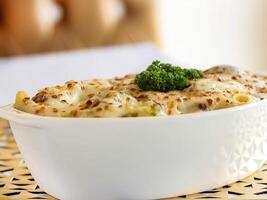 Macarrão Penne alforno massa servido dentro prato isolado em mesa fechar-se lado Visão do italiano Comida foto