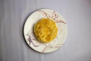 frito keema puri servido dentro prato isolado em fundo topo Visão do Bangladesh, indiano e paquistanês tradicional picante Comida foto