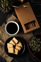 crocante biscoitos biscoitos servido dentro prato com Preto café isolado em mesa lado Visão do americano cafeteria cozido Comida foto