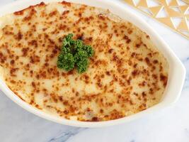 cozido macarrão bechamel servido dentro prato isolado em mesa fechar-se topo Visão do italiano Comida foto